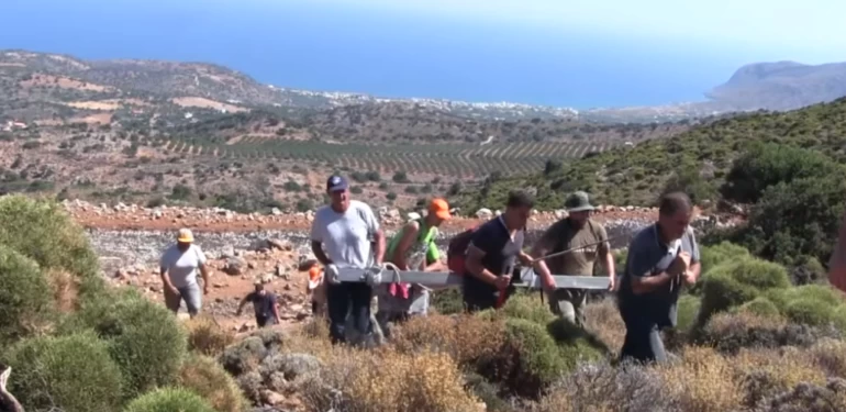 Κρήτη: Κουβάλησαν σταυρό 100 κιλών μέχρι την κορυφή του βουνού! (βίντεο)